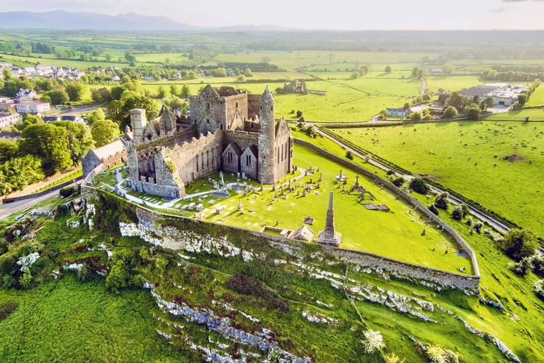 Wo Geschichte greifbar wird: Der »Rock of Cashel« erhebt sich majestätisch über Tipperary und erzählt von Irlands königlicher Vergangenheit.