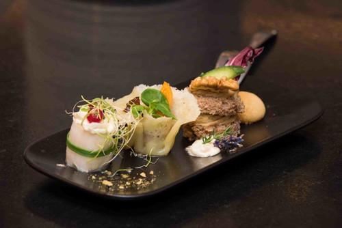 Chicorée-Schiffchen mit Ziegenkäse, Blutampfer, Löwenzahnhonig / Mini-Tartelette mit Wermut-Creme, Gebratener Endivie, Vogelmiere / Brot mit Radicchio-Crudo, Walnuss, Verjus-Gelee, Parmesan-Sablees
