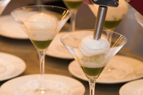 Mojito mit Limettensorbet, Limettenschaum und Gurke mit Litschi und Granny Smith