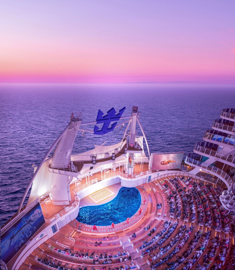 Royal Caribbean bietet atemberaubende Aquatheater-Shows – im tiefsten Pool auf einem Kreuzfahrtschiff.