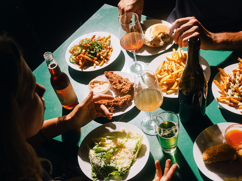Kreatives Streetfood direkt am See – frisch, regional und entspannt im »Neu Neusiedler«.