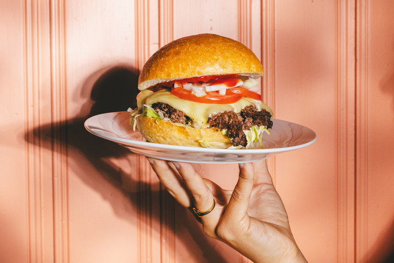 Kreatives Streetfood direkt am See – frisch, regional und entspannt im »Neu Neusiedler«.