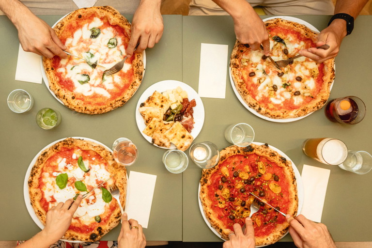 Süditalienischer Streetfood-Spirit mit modernem Twist. »Cosmic Pizza« serviert knusprige Pizzen, reduziert aufs Wesentliche und voller Charakter.