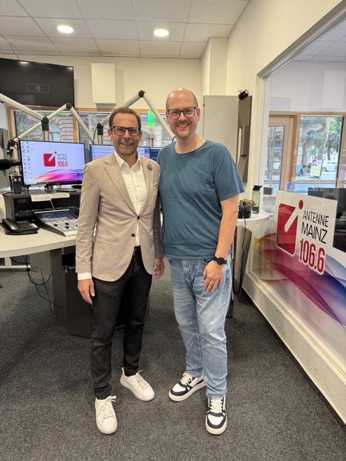 Hoteldirektor Holger Hanselmann (l.) im Antenne Mainz Studio.