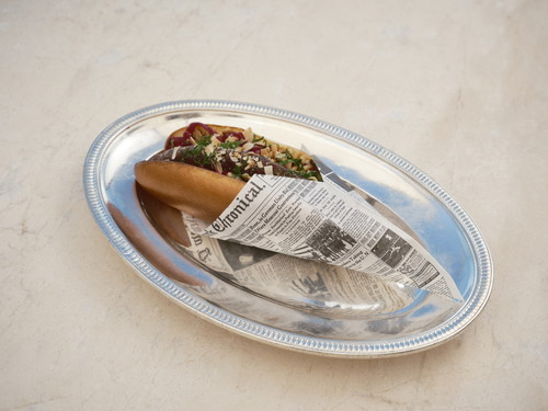 Ein Hot Dog mit Merguez (einer scharf gewürzten Bratwurst), Kohl und Harissa-Mayo.