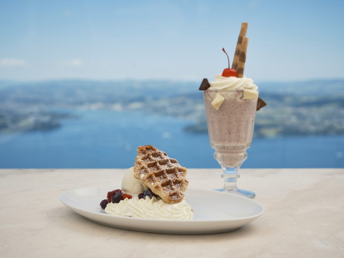 «Croffles», eine Mischung aus Croissant und Waffel, werden mit Beeren, Vanille und Rahm serviert.