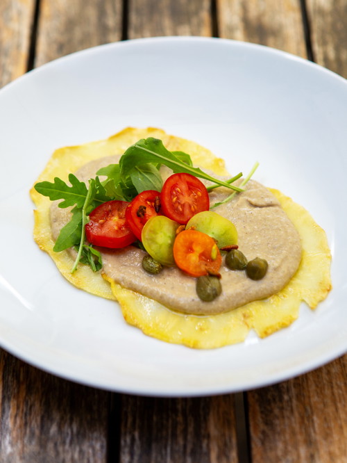 Apium Cicer, Sellerie Carpaccio mit Kichererbsen-Kaperncreme, Rucola und Cherrytomaten.
