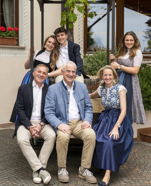 Seit 1749 führt die Familie von Josef Waldner (Mi.) den Betrieb des heu­tigen »Romantik Hotel Oberwirt«.