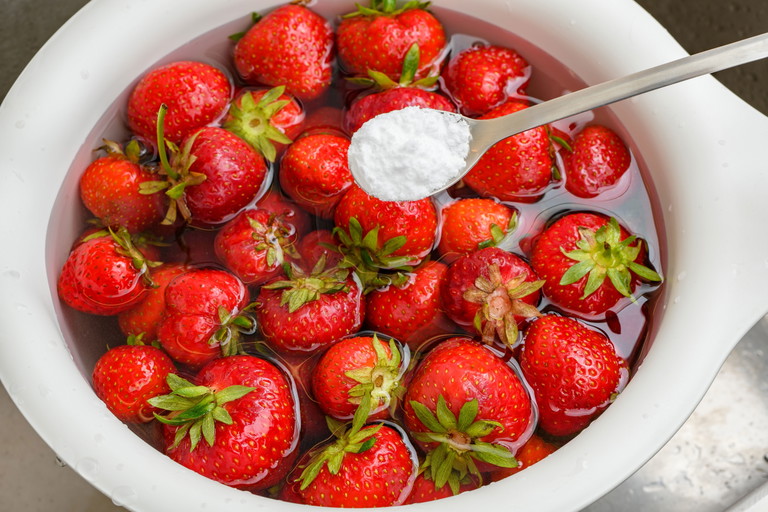 Erdbeeren im Natronwasser.