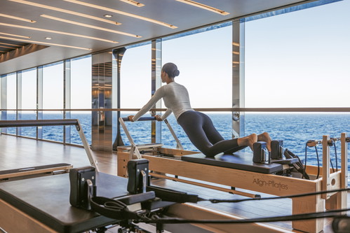 Bei Explora Journeys trainieren Gäste auf neuesten Pilates-Reformer-Geräten 
und mit Meerblick.