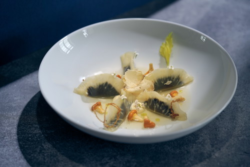Fermentierte Champignon-Sellerie-Ravioli mit Pfifferling-Garum, Parmesancreme und Liebstöckelöl.