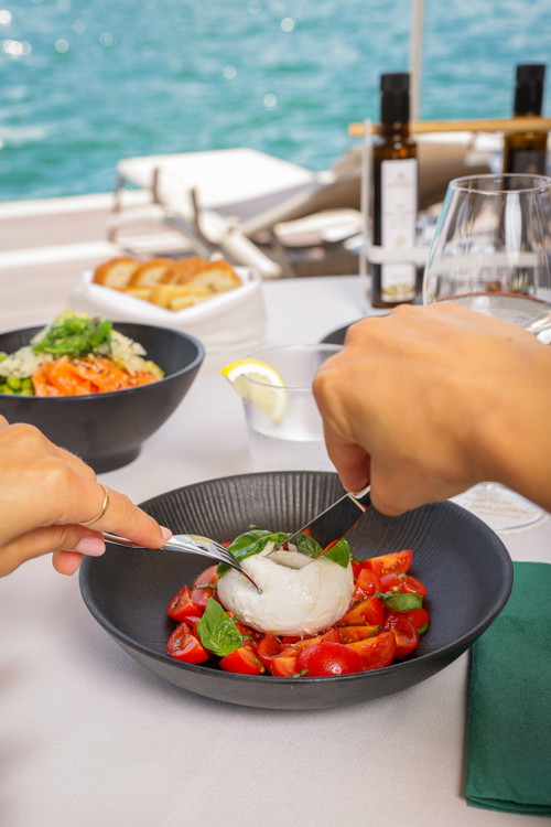 Auch im Lido können Gäste kleine kalte und warme Köstlichkeiten von Küchenchef Alessandro Boleso geniessen.