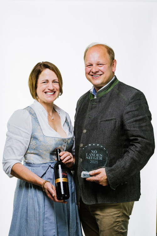 Der Verkostungsmarathon zur Niederösterreichischen Landesweinprämierung 2025 ist geschlagen, die Sieger im härtesten Weinwettbewerb des Landes stehen fest. Landessieger in der Kategorie »ROTWEIN CUVÈES TROCKEN«: Weingut Familie Schlager