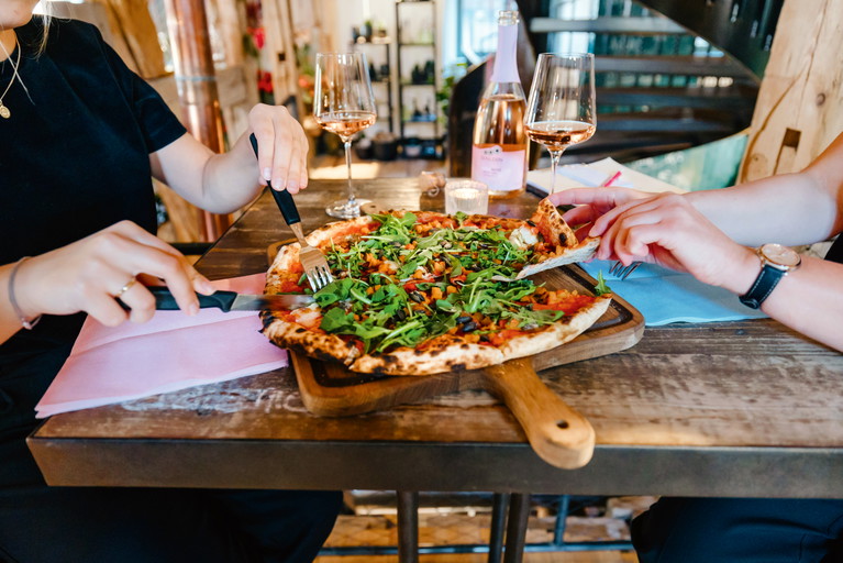 Im »GAMS 1648« wird Genuss großgeschrieben: neapolitanische Pizza aus dem Holzofen, dazu ein Glas Rosé aus der hauseigenen Vinothek.