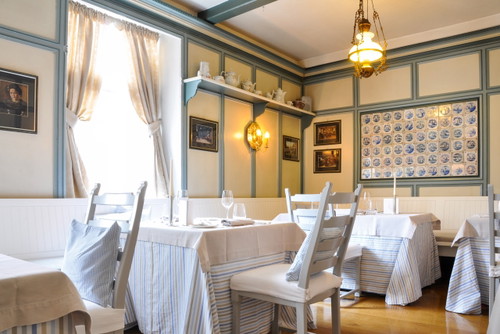 Stilechte Friesenstube mit Delfter Kacheln im Restaurant »Alt Wyk«. In der Küche werkeln Schweizer Köche.