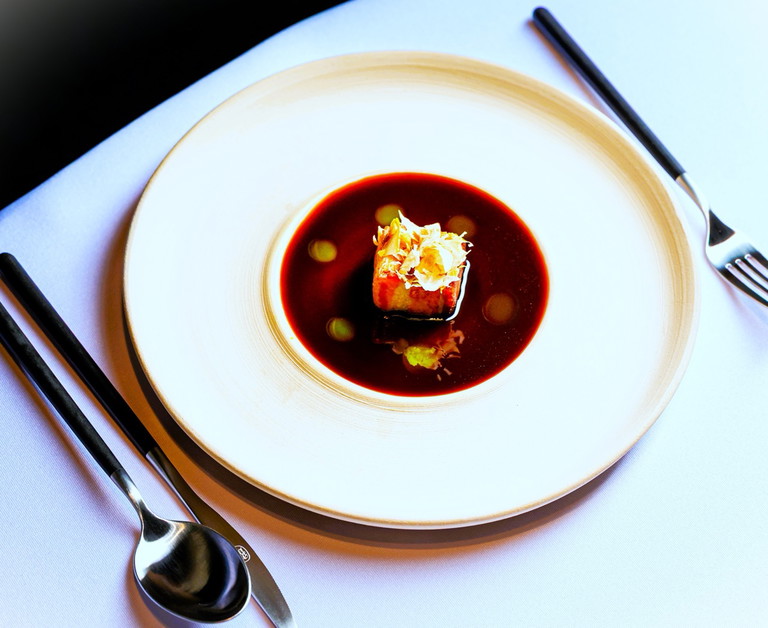Signature aus dem »Foggy Mix«: Duroc Schweinebauch, Karpfen Dashi und Schnittlauch-Öl.