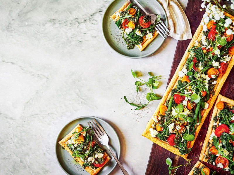 Sfoglia croccante con verdure estive e feta