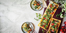 Sfoglia croccante con verdure estive e feta