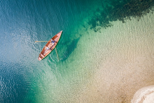 Das kristallklare Wasser und die Bergkulisse ziehen seit 200 Jahren Gäste an. 
