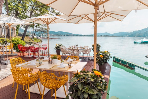 Spitzenküche trifft Design: Küchenchef Richard Hessl verführt im »Hotel Schloss Seefels« (u.a. im neu gestalteten »Porto Bello«) mit kunstvoller Kulinarik zwischen Alpen und Adria.