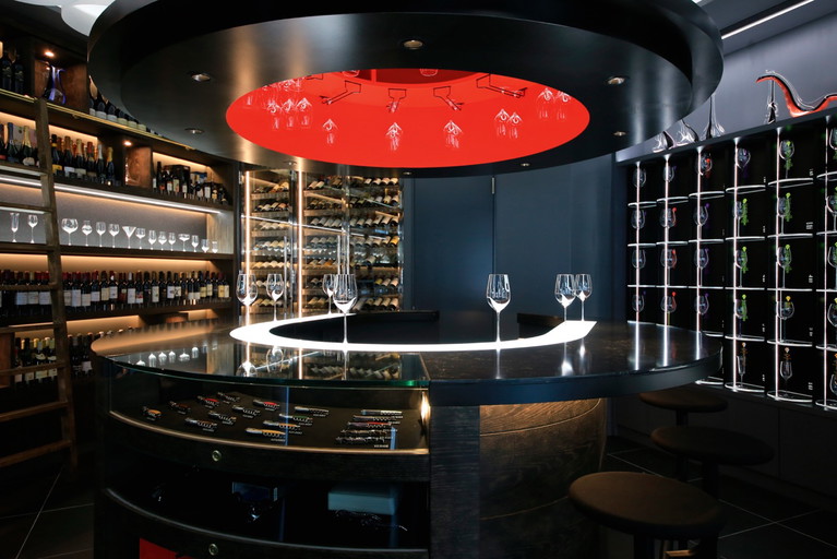 Die Riedel-Flagship-Stores in Japan sind wahre Erlebniswelten. Hier können die Gläser immer auch gleich getestet werden.