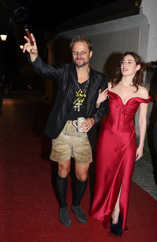 Philipp Hochmair und Deleila Piasko auf dem Weg zur Premierenfeier