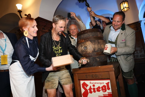 Bieranstich: Nicole Beutler, Philipp Hochmair, Stiegl Chefbraumeister Christian Pöpperl, Stiegl- Gut  Wildshut Botschafter Oliver Rehrl.