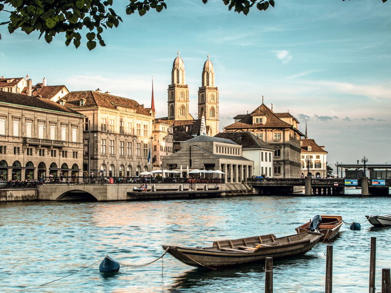 Atemberaubend: der Blick auf das Zürcher Limmatquai mit den charakteristischen Türmen des Grossmünsters.