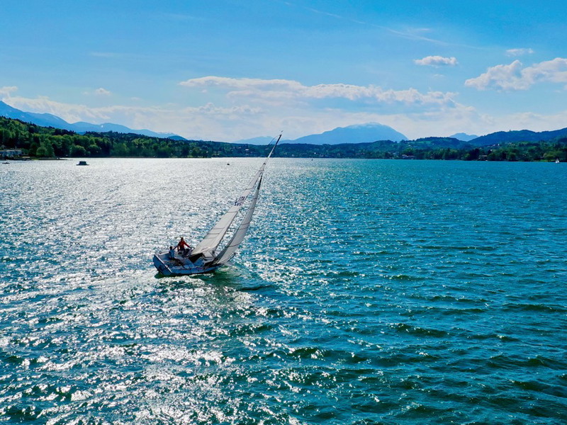 Der Wörthersee in Kärnten zählt zu den wärmsten Alpenseen und ist ein beliebtes Ziel für Badegäste, Aktivurlauber und Freunde regionaler Kulinarik.