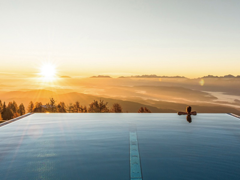 Der 25 Meter lange Infinitypool im »Mountain Resort Feuerberg« bietet freien Blick auf die Kärntner Bergwelt.