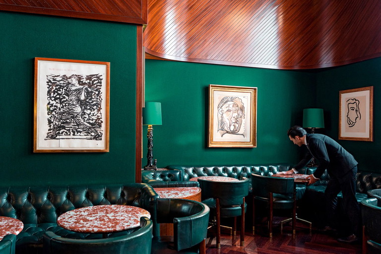 Die «Kronenhalle» gehört zu den Institutionen der Stadt mit gediegener Bar (hier) und zeitlosen Speisen im Restaurant.