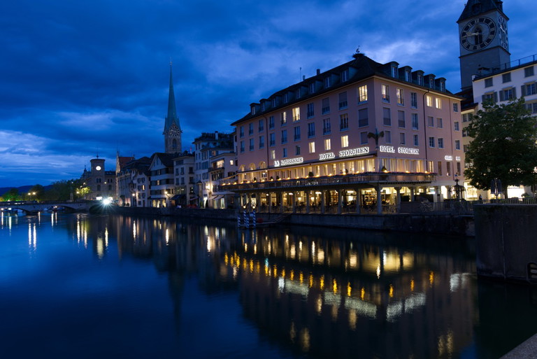 Das »Hotel Storchen« befindet sich zentral und direkt an der Limmat. Bereits vor 660 Jahren befand sich hier ein Gasthaus.