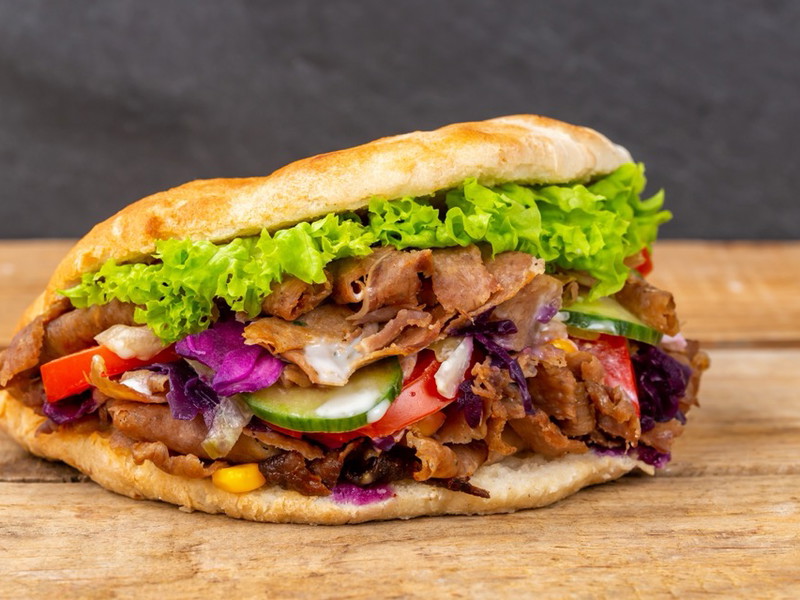 Die deutsch-türkische Fast-Food Ikone gibt es in Berlin wie Sand am Meer.