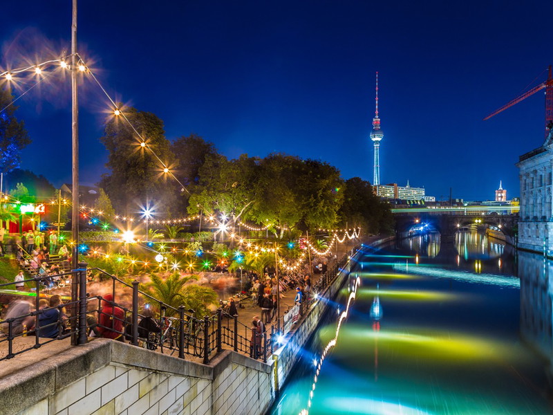 Feierabend im Stadtteil Mitte: Hier treffen hippe Großstädter auf Touristen, und alle genießen das Berliner Lebensgefühl.