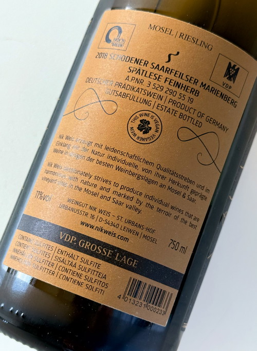 Dieser Riesling, Jahrgang 2018, stammt aus dem Ort Schoden, Lage Saarfeils, Gewann Marienberg, das Prädikat ist Spätlese, die Geschmacksrichtung »feinherb« – also ein 
klein wenig süßer 
als »trocken«.