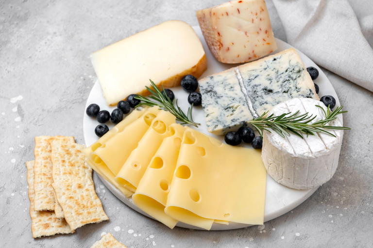 Vor allem bei laktoseintoleranten Menschen kann Käse laut der Studie Albträume verursachen.