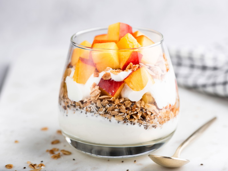 Vom Social-Media-Feed in die Küche: die sommerliche Joghurt-Bowl mit karamellisierten Pfirsichen.