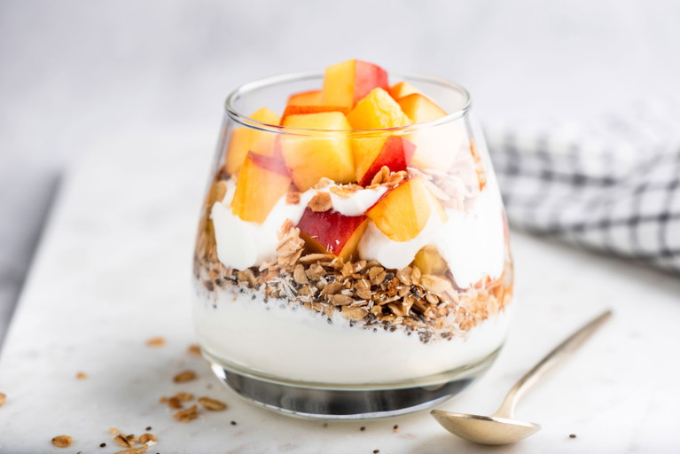 Vom Social-Media-Feed in die Küche: die sommerliche Joghurt-Bowl mit karamellisierten Pfirsichen.