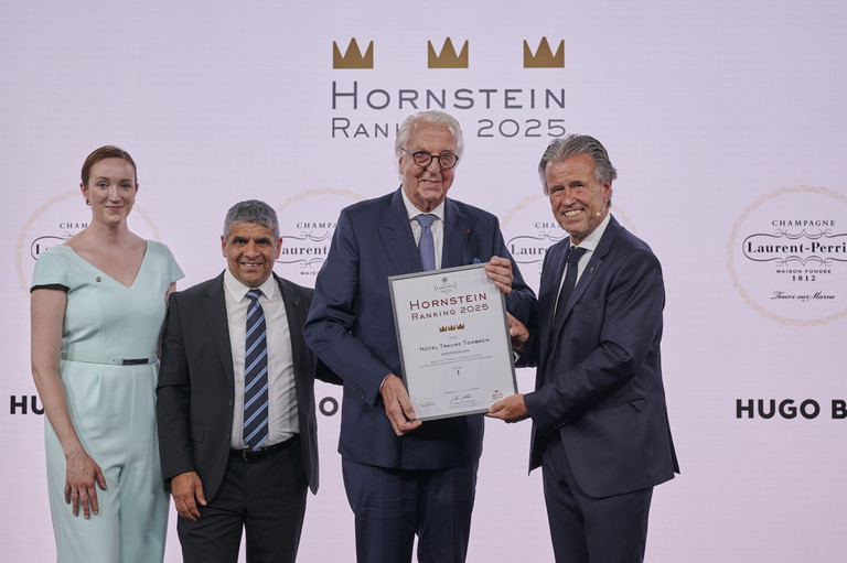 Heiner Finkbeiner nimmt die Siegerurkunde für Deutschland entgegen.