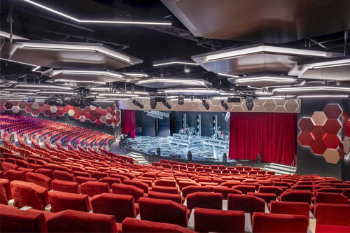 Theater mit LED-Wänden, Surround-Sound und raffinierter Bühnentechnik eröffnen spannende Möglichkeiten.