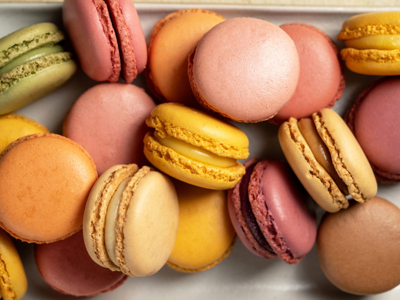 Bunt, luftig und süß: Macarons sind ein absolutes Muss in der Dessertwelt.