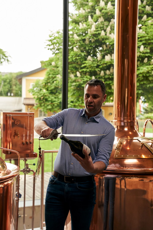 Markus Trinker versucht sich ebenfalls am »Köpfen« der Perlage-Flasche.