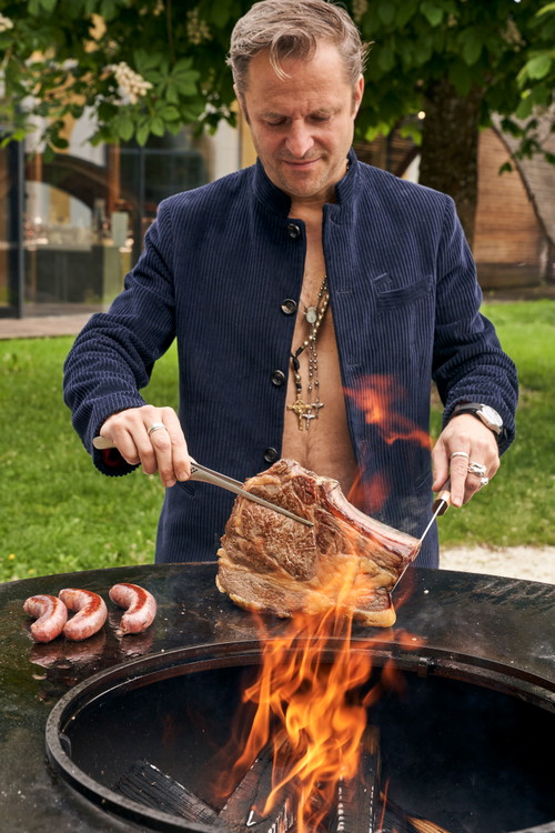 Philipp Hochmair ist nicht nur ein begnadeter, vielseitiger Schauspieler, sondern auch ein Meister am offenen Feuer.