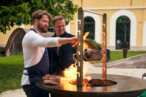 Stefan Sigl kocht mit Kreativität und Leidenschaft auf dem Biergut und weist Philipp Hochmair in die Kunst des Grillens einer Porchetta ein.