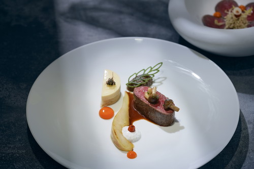 Poltinger Rehwild mit Walnuss-Oliventapenade, Blumenkohl, karamellisierter Birne, Sanddorn und in Preiselbeerbeize gereifter Rehnuss.