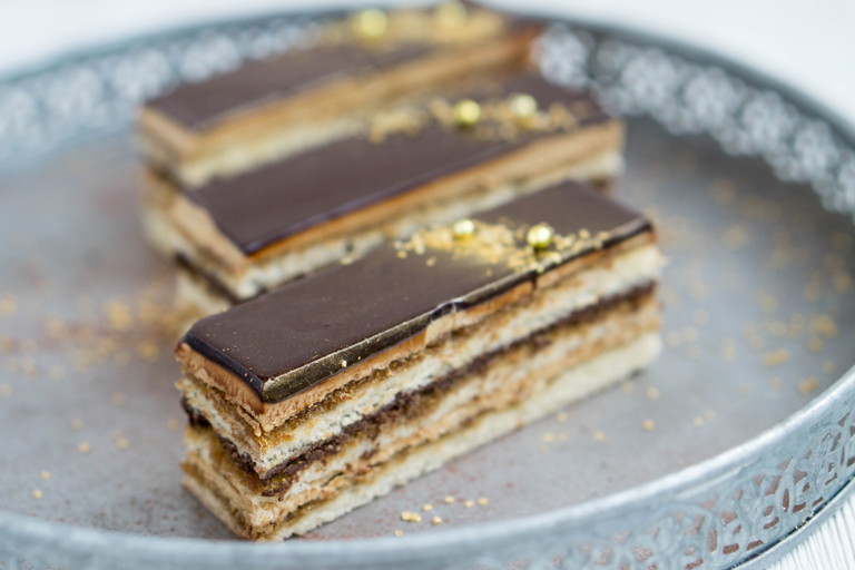 Die Operntorte ist ein Muss für Naschkatzen und trotzdem eines der forderndsten Desserts in der Welt der Patisserie.