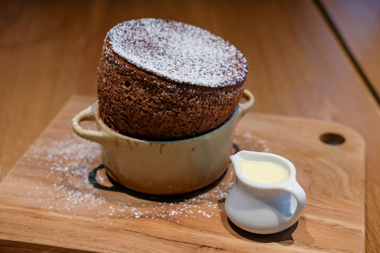 Ein Muss für Naschkatzen und eine Herausforderung für Hobby-Bäcker:innen: Das Schokoladen-Soufflé.