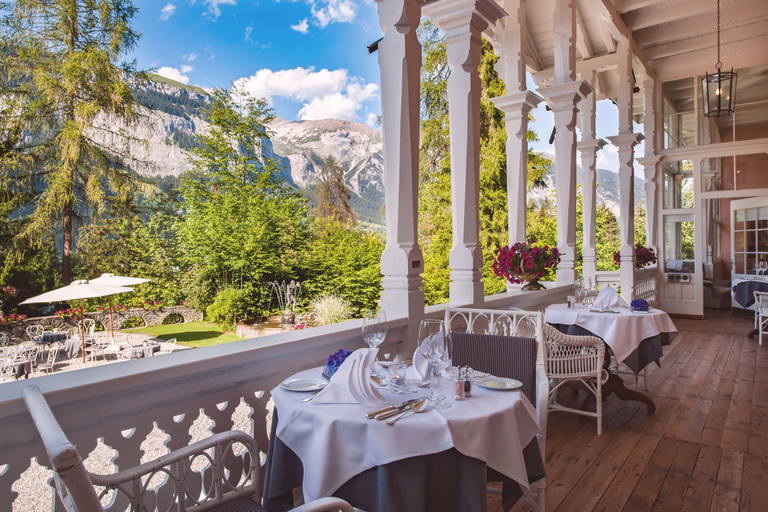 Der «Schweizerhof» in Flims hat eine wunderschöne Veranda im Jugendstil.