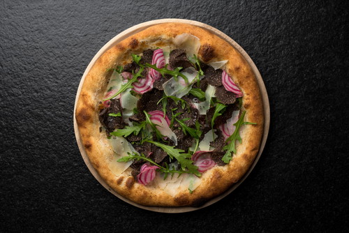 Im Sommer gibt es jeden Freitag- und Samstagabend Al Fresco Pizza. 