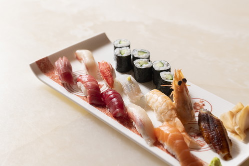 Im japanischen «Megu» zaubert Sushimeister Tsutomu Kugota nicht nur delikates Sushi. 